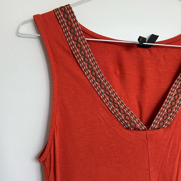 Tops - 🌿 10/$10 NWOT asymmetric embroidered tunic